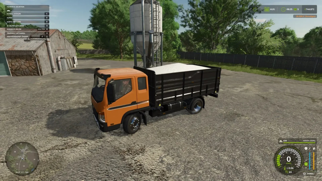 FS25-Mod Lizard Dragon v1.0.0.0, ein orangefarbener Lkw mit schwarzer Ladefläche, steht auf einem Bauernhof. Farming Simulator 25 Mods.