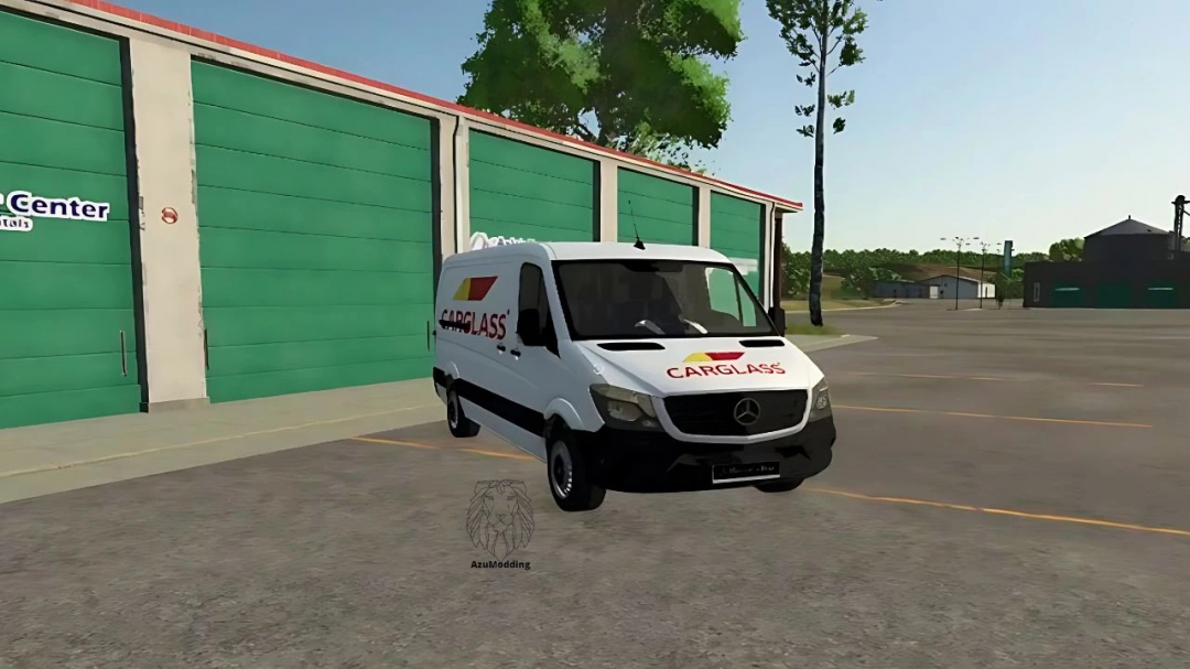 Mod FS25 Mercedes Sprinter CARGLASS zaparkowany przy zielonym garażu.