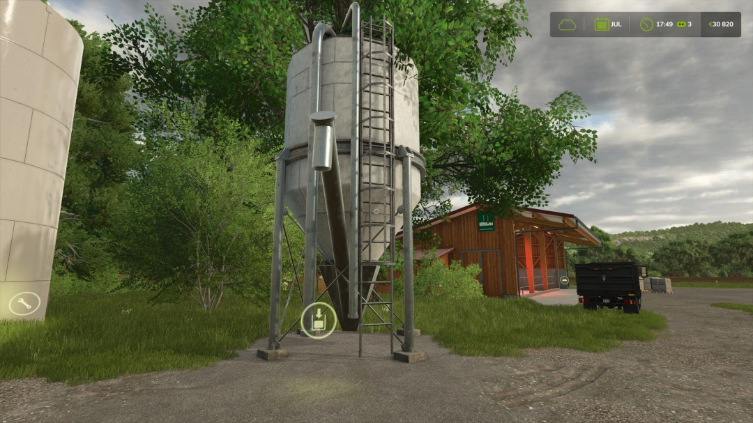 Multifruit-winkelstation in FS25-mod, met een silo naast een schuur in een groene omgeving.