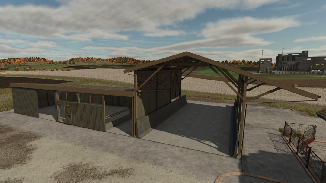 Mod Old Barn With Shelter in FS25, mostra un fienile in legno rustico con tettoia aperta tra campi e sfondo industriale.