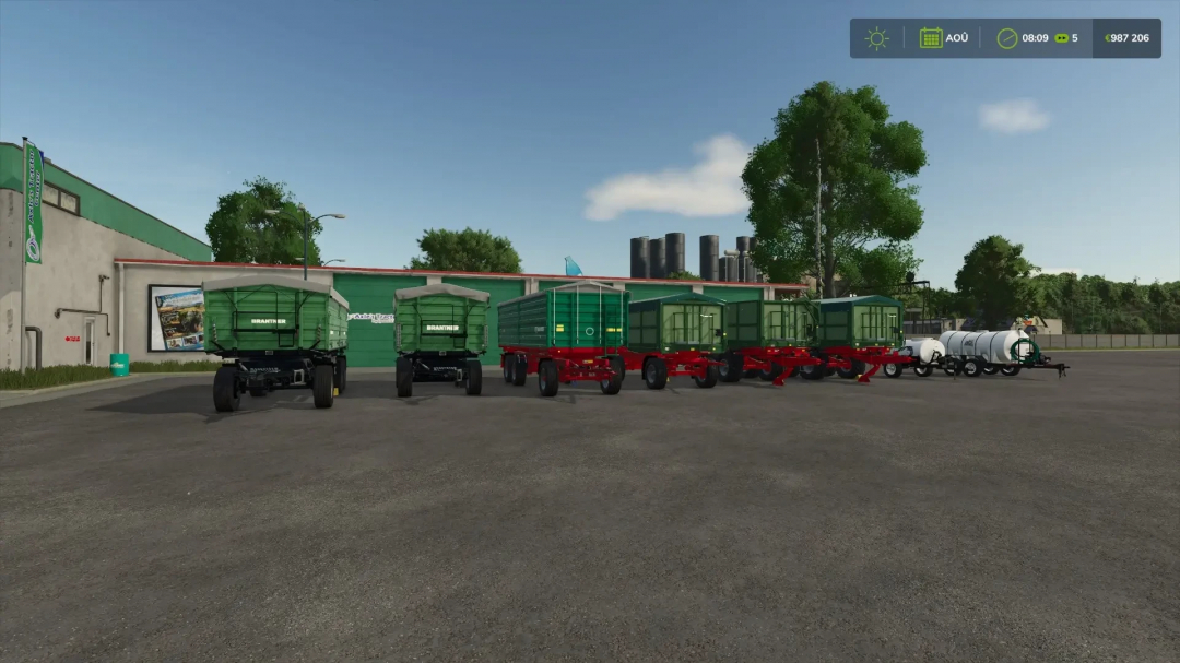 Mod FS25 che mostrano i rimorchi Packs v1.0.0.0 in Farming Simulator 25, con vari rimorchi verdi e rossi in un garage.