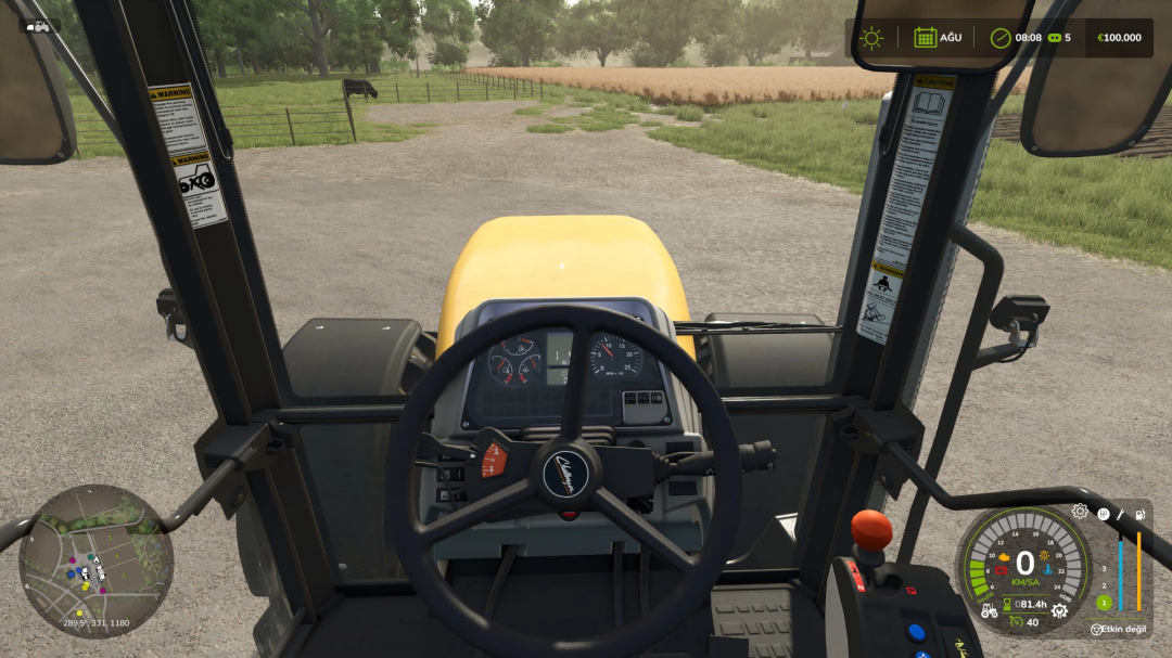 Captura de pantalla del mod FS25 mostrando la vista de la cabina del tractor con el mod Real Vehicle Breakdowns activo.