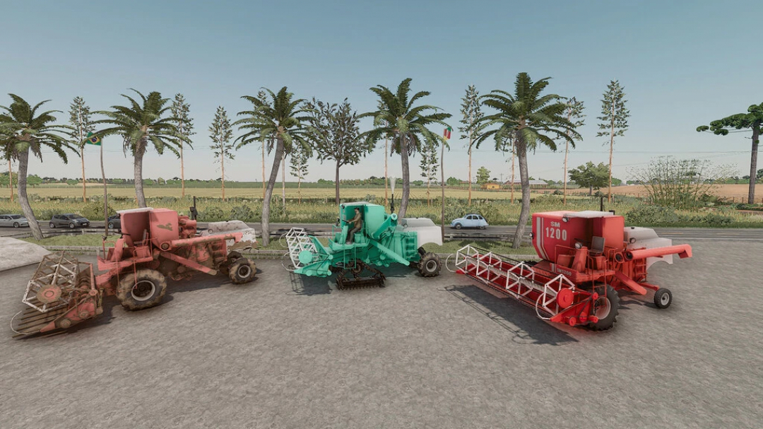 Mods FS22: Três variantes de cor de colheitadeiras SM 1200 no Farming Simulator 22, estacionadas em uma estrada ao lado de palmeiras.