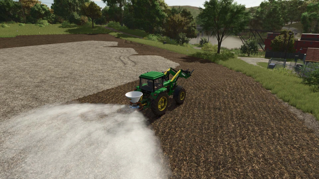 Mod FS25 Salek 300 Spandiconcime con calce su un trattore fertilizzando un campo in Farming Simulator 25.