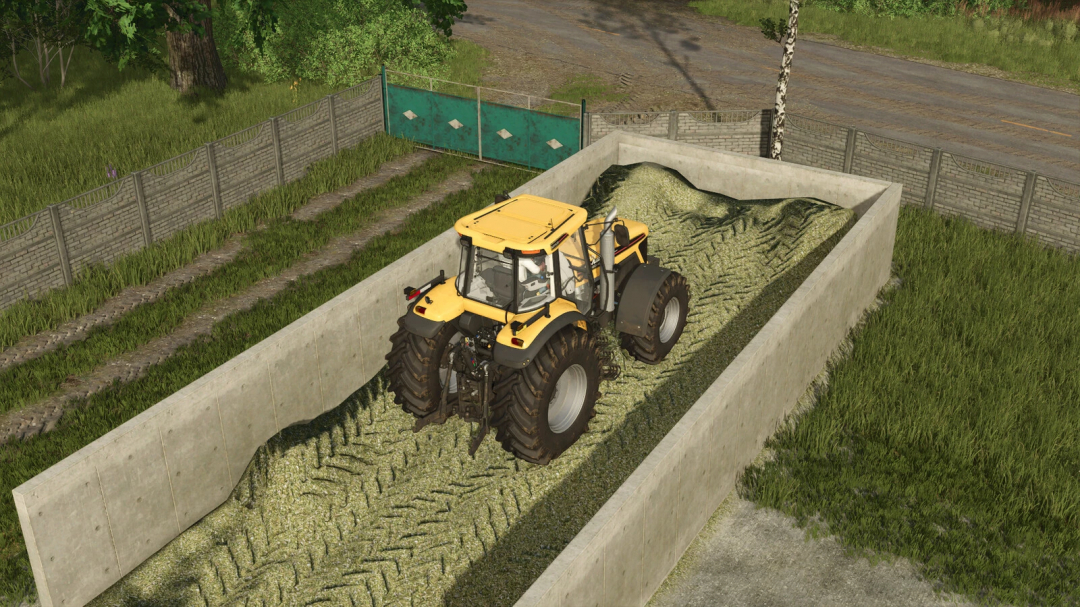 Mod FS25 Small Bunker Silo v1.0.0.0 con tractor compactando silo en Farming Simulator 25.