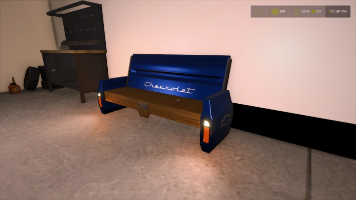 fs25-mods,  FS25 Chevy Bench Mod in der Garage. Eine blaue Bank aus einer LKW-Heckklappe in Farming Simulator 25.