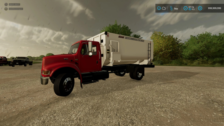 fs22-mods,  Mod camion de distribution international pour FS22, affiché dans un environnement agricole sous un ciel couvert.