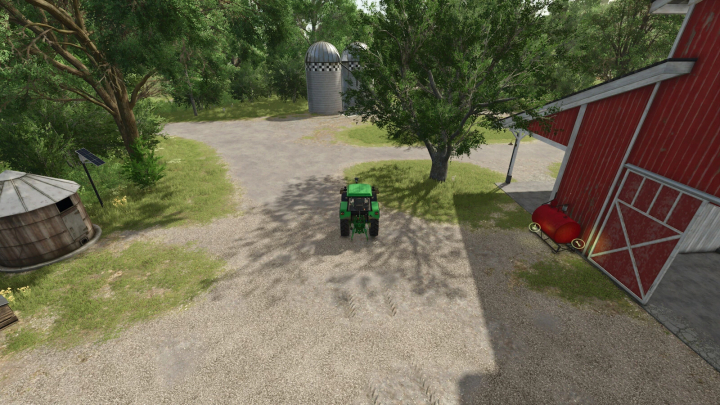 fs25-mods,  Mod FS25 Vehicle Camera AutoZoom mostrando um trator em um caminho de fazenda com árvores, silos e um celeiro vermelho.