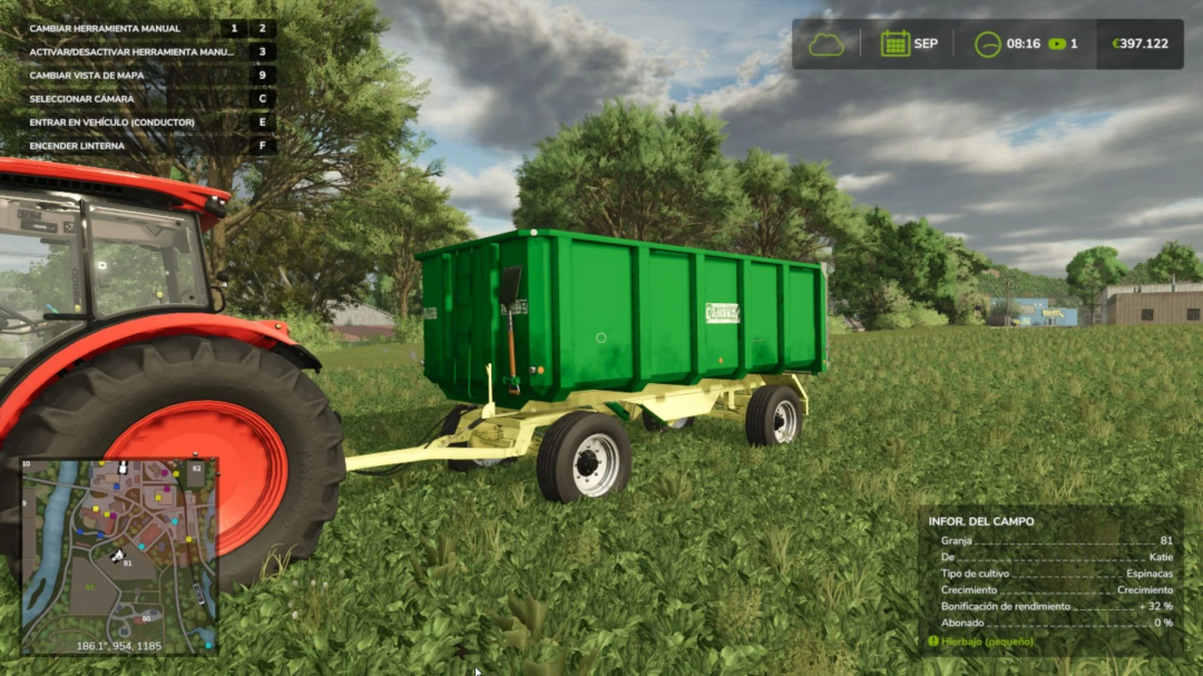 FS25 Camara RT14 v1.0.0.0: Grüner Anhänger an einem roten Traktor im Farming Simulator 25 Mod, dargestellt auf einem üppigen Feld.