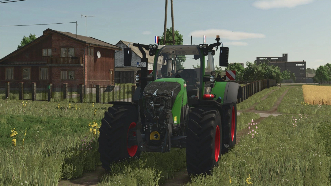 Tractor Fendt 700 en el mod FS25 con carrocería verde y ruedas rojas cerca de una casa de campo.