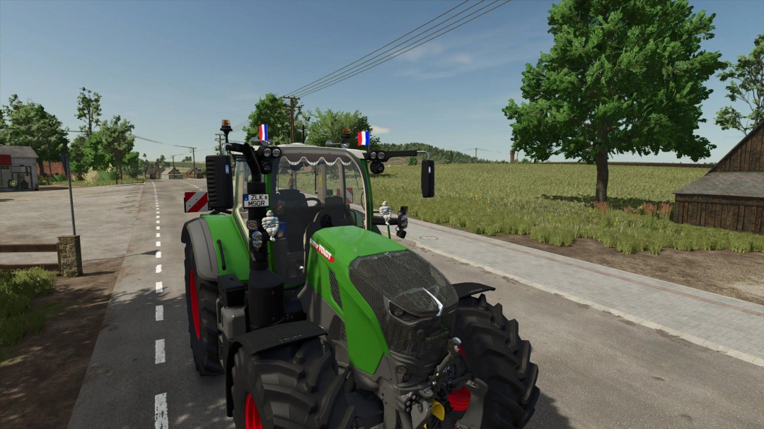 Mod de tracteur Fendt 700 dans le jeu FS25, version 1.1.0.0, sur une route rurale avec arbres et champs.