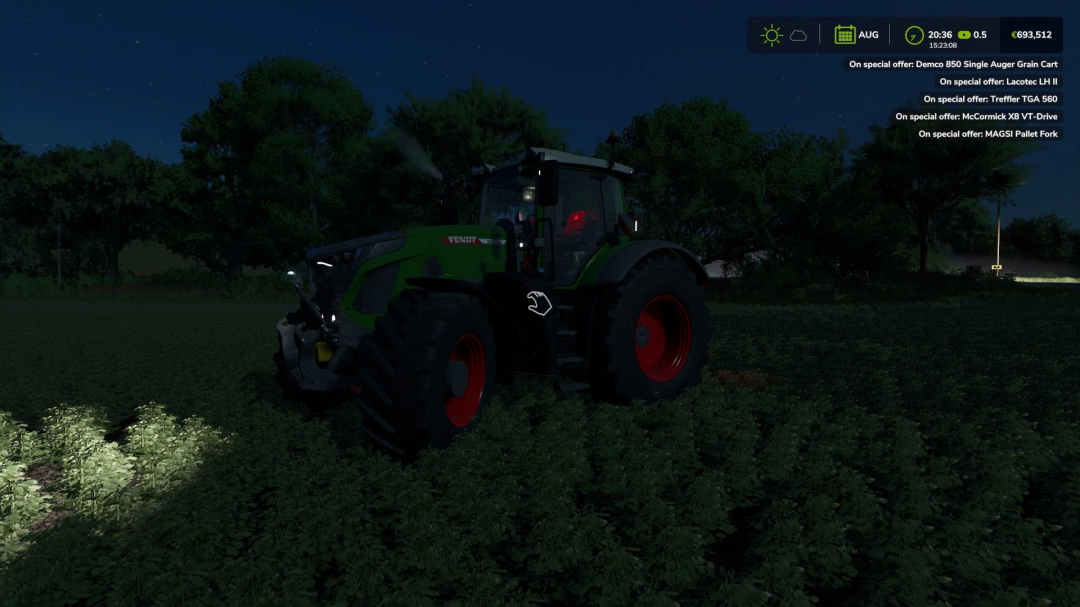 Mod Fendt Vario 900 Edit para FS25 de noche, resaltando características del tractor entre árboles.