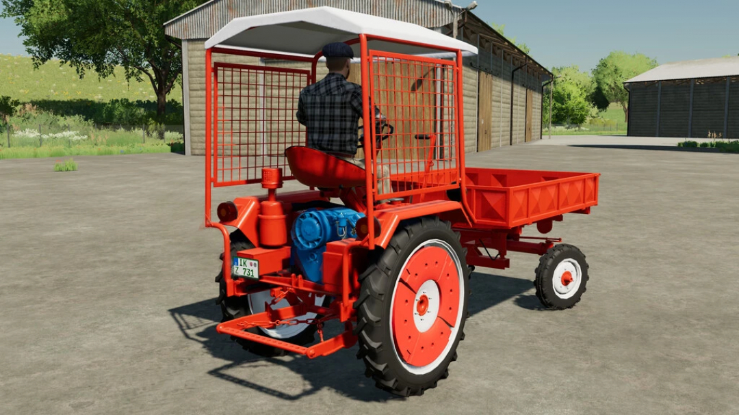 Imagen del mod Fortschritt RS09 para FS22, que muestra un tractor utilitario rojo con plataforma trasera en una granja.