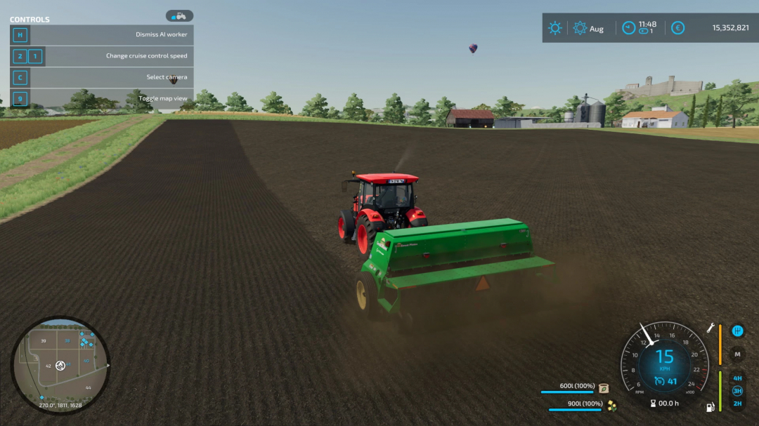 FS22-mod Great Plains 1300F v1.0.0.0, een rode tractor trekt een groene zaaimachine over een vers omgeploegd veld.