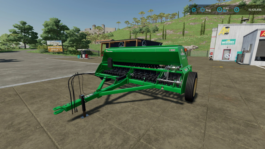 Great Plains 1300F-mod in FS22, toont groene landbouwapparatuur op een boerderij.