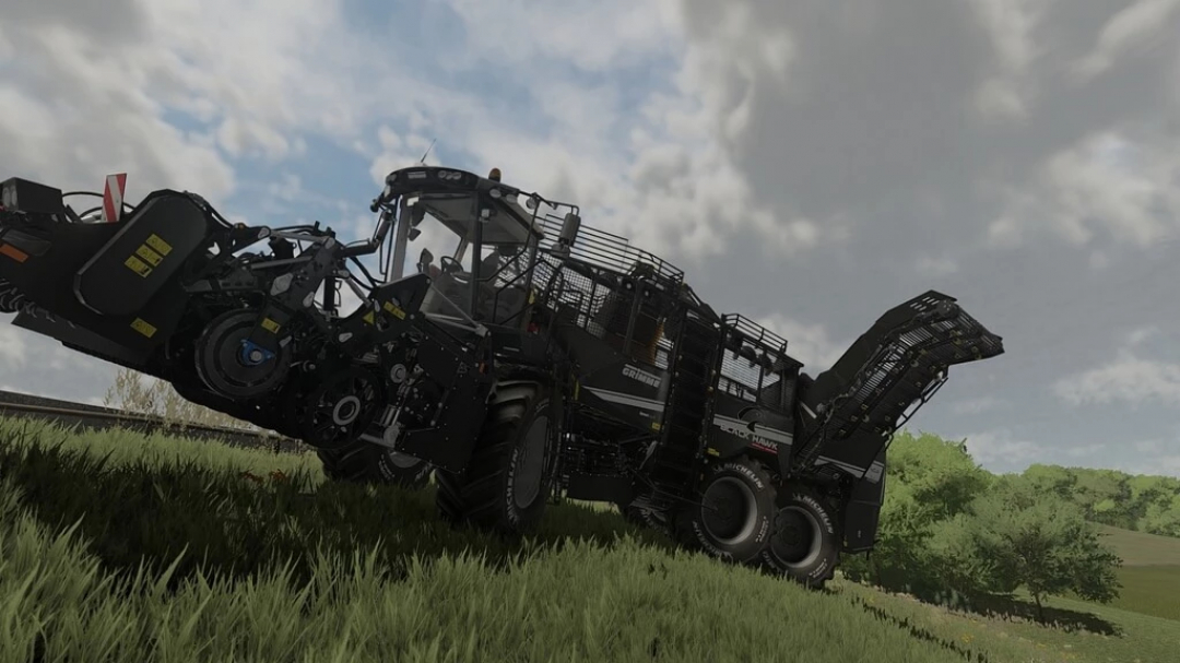 Mod FS22: Cosechadora Grimme Raxor 6300 Blackhawk en un campo bajo un cielo nublado.