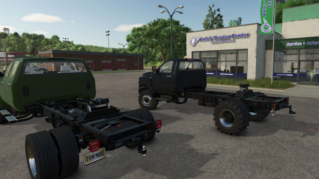 FS25 International CV Series Chassis mod, z dwoma ramami ciężarówek przed centrum traktorów.