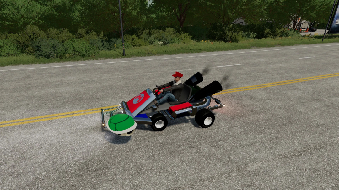 Mod FS22 Mario Kart v1.1.0.0 com kart e casco verde em uma estrada rural no Farming Simulator 22.