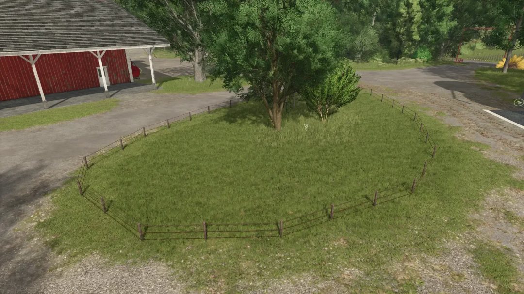 Mod FS25 Metal Fences v1.0.0.0 montrant une zone herbeuse clôturée par des barrières métalliques, avec une grange rouge et des arbres en arrière-plan.