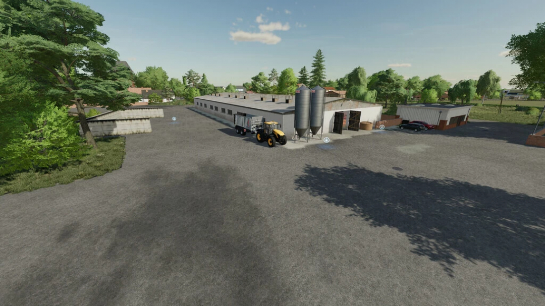 Mod Old Cow Barn no FS22 mostrando um grande celeiro com silos e um trator em uma fazenda espaçosa.