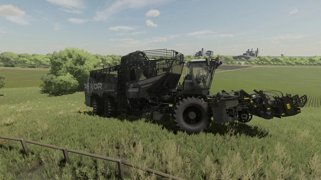 Mod FS22 Raxor 6300 Blackhawk mietitrebbia in un campo erboso, mostrando il gameplay di Farming Simulator 22.