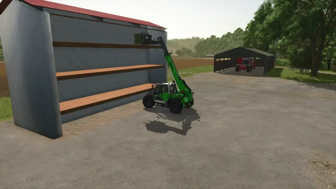 Mod FS25 Regal v1.0.0.0 con manipulador telescópico verde apilando cajas cerca de un granero en Farming Simulator 25.