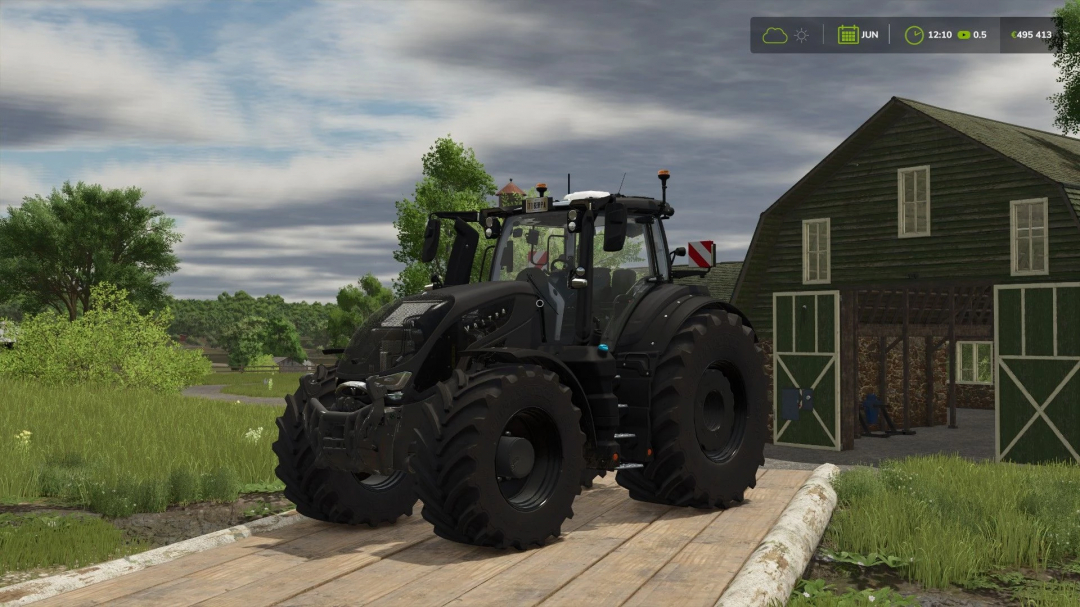 Valtra S Turbo 229km/h Mod für Farming Simulator 25, zeigt einen schwarzen Traktor auf einer Holzbrücke in der Nähe einer Scheune.