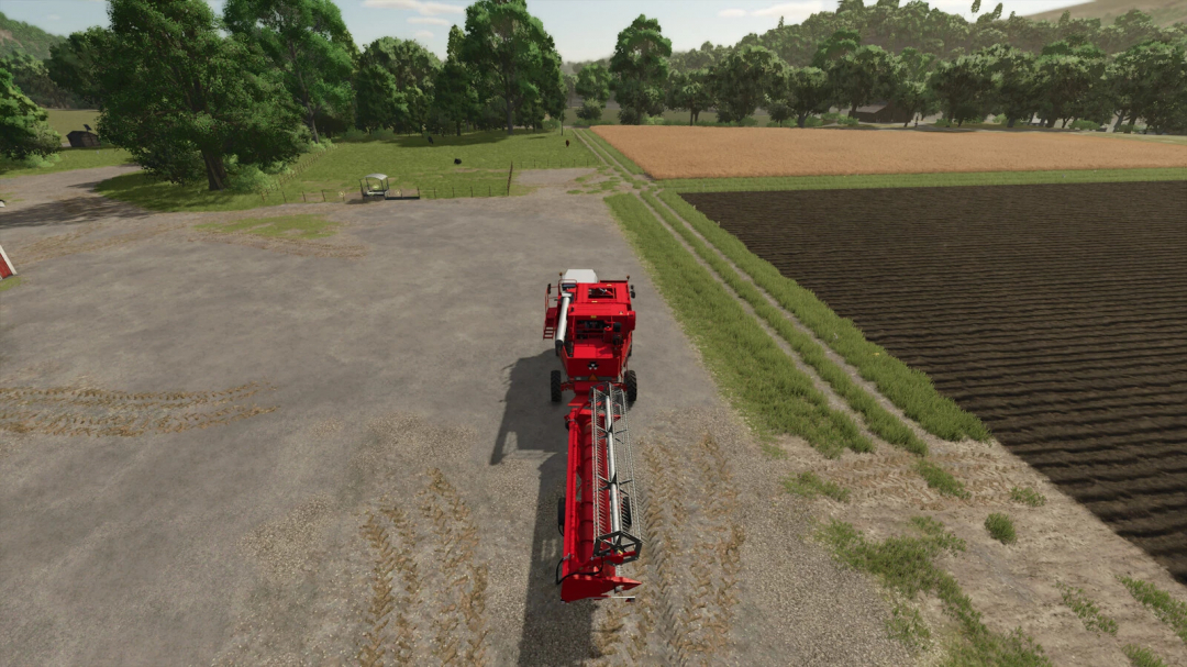 Mod FS25 Vehicle Camera AutoZoom v1.0.0.0 mostrando uma colheitadeira vermelha em terras agrícolas, melhorando o realismo da simulação.