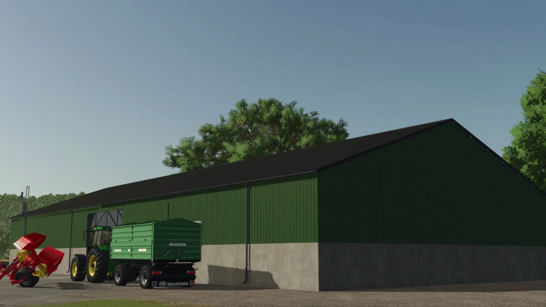 FS25 mod: Hall 45x20m in Farming Simulator 25, featuring a green storage building and parked agricultural equipment.