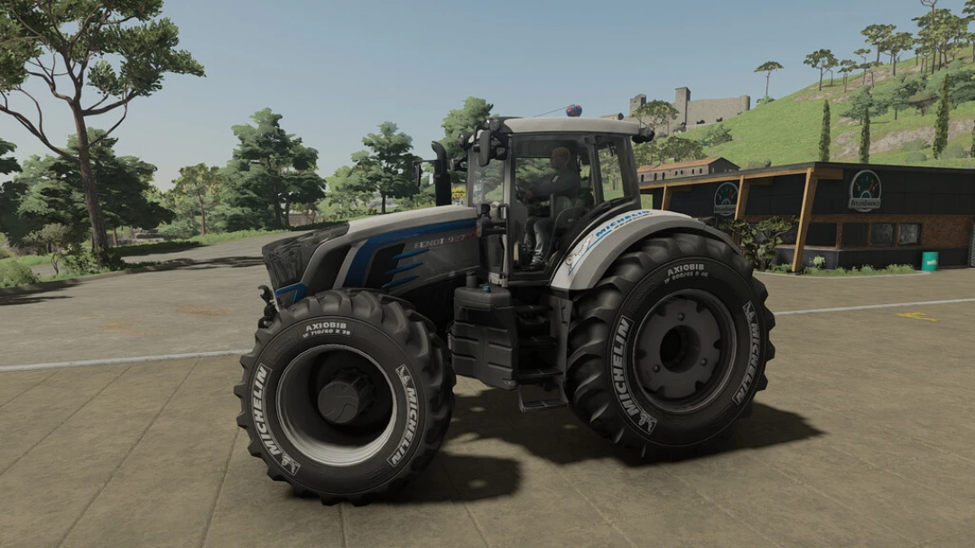 FS22 mod Fendt 900 Vario S4 Continental Edition tractor in Farming Simulator 22, parked on a driveway.