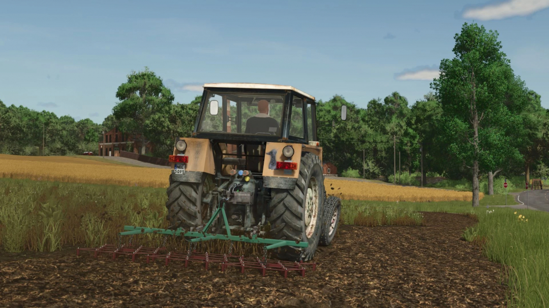 FS25 mod Herse Fermstal 3 v1.0.0.0, a tractor cultivating a field, lush greenery in the background.