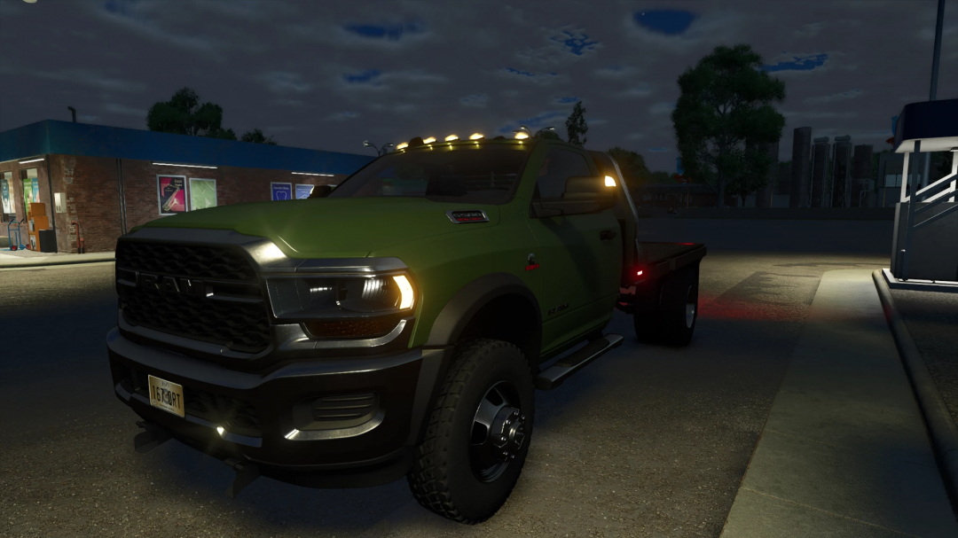 Night view of Dodge Ram 5500 mod in FS25, showing a green truck with headlights on.