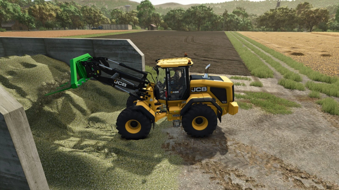 FS25 mod: JCB loader moving silage with Holaras Silage Pack in Farming Simulator 25.