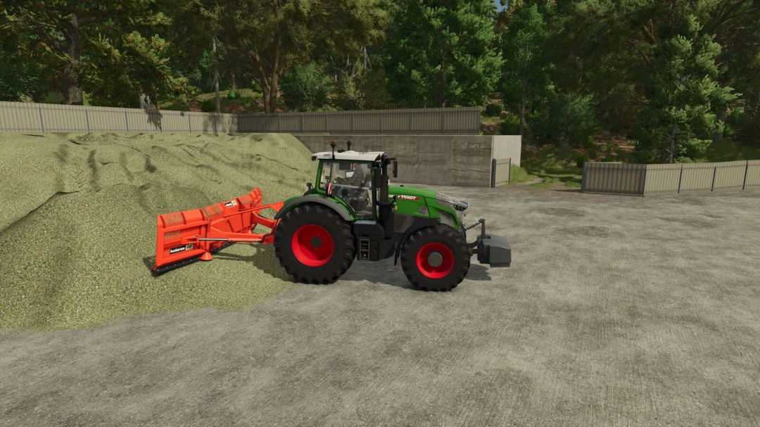 FS25 mod Holaras Silage Pack v1.0.0.0, featuring a tractor with silage equipment working on a large pile of silage.