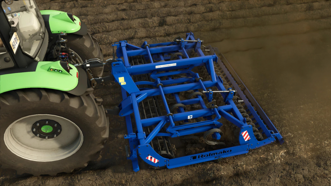 FS25 mod: Rolmako U684 v1.0.0.0, blue farming cultivator attached to a green tractor, working on a field.