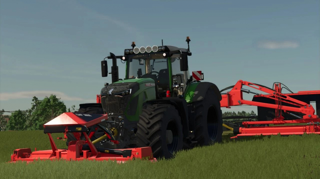 Fendt Vario 900 tractor mod in FS25 with green and red equipment on a grass field.