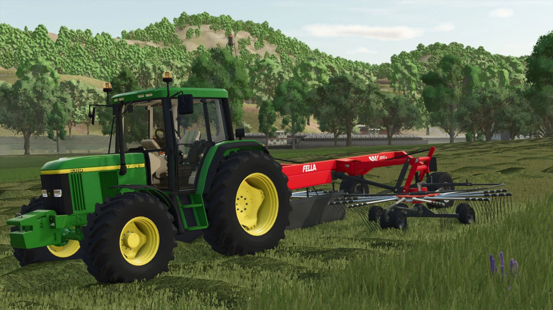 FS25 mod Fella Juras 880 v1.0.0.0, green tractor with red hay rake in a grassy field.