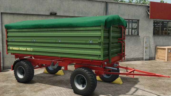 fs25-mods,  Pronar T653 trailer mod for Farming Simulator 25, showcasing a green and red design in a farm setting.