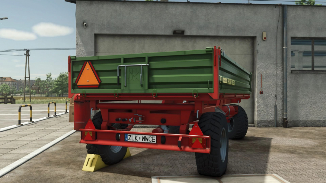 FS25 mod Pronar T653 trailer at the farm, showcasing green trailer with red frame.