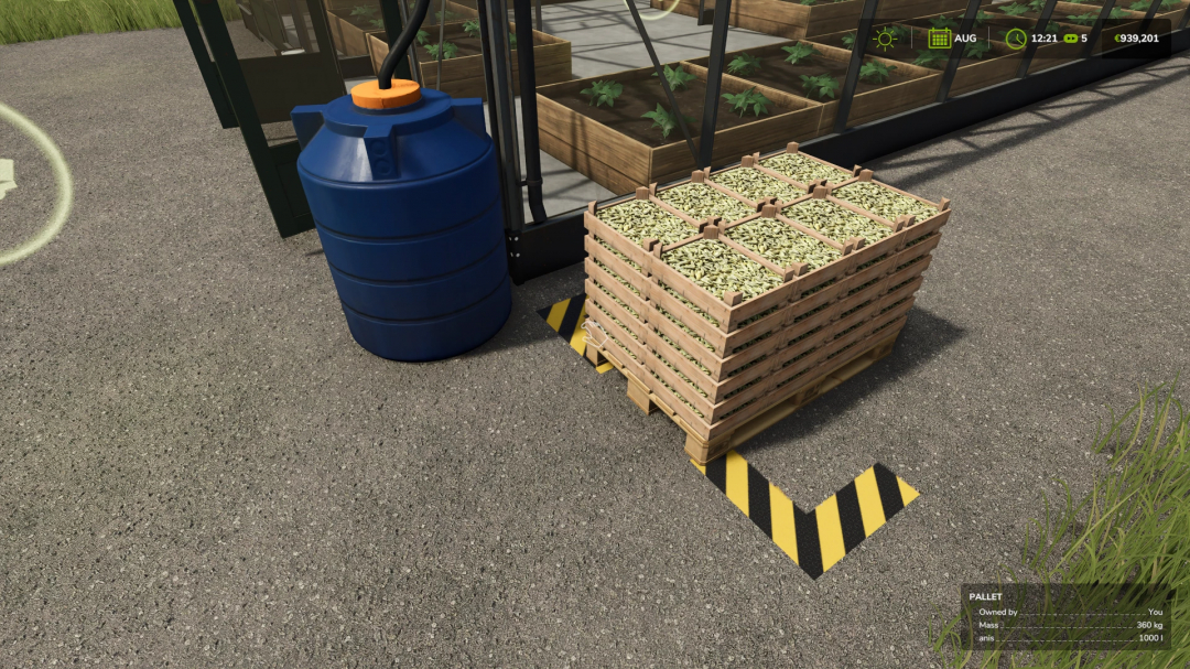 FS25 mod RICARD PRODUCTION showing a pallet of produce beside a blue water tank in a greenhouse.