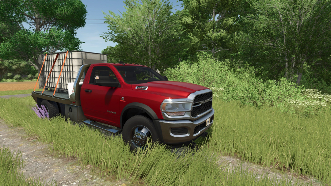 FS25 mod Dodge Ram 5500 v1.4.0.0 in grassy area, featuring cargo on flatbed.