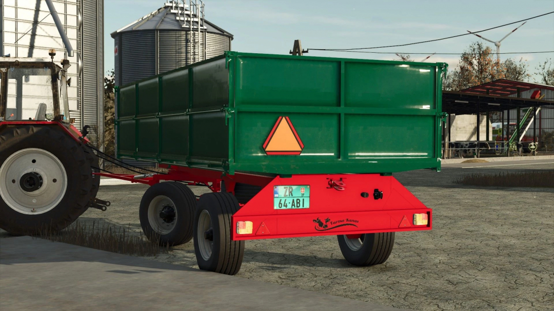 FS25 mod Zmaj 489 Farma kanas v1.0.0.0; green and red trailer attached to a tractor in a farm setting.