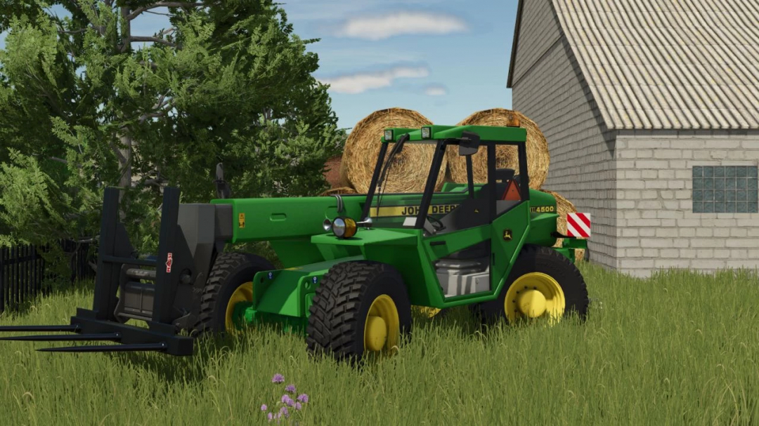 John Deere 4500 FS25 mod with hay bales near a barn in Farming Simulator 25.