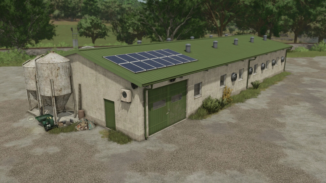 FS25 mod Chicken Coop 31x12 v1.0.0.0 featuring a large coop with solar panels and silos in Farming Simulator 25.