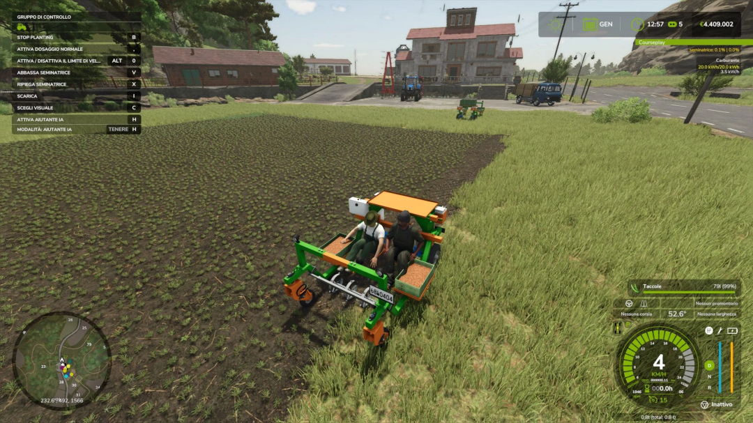 FS25 mod EcoGreen Multis v1.0.0.0: two farmers operate a planter in a field, with farm buildings in the background.