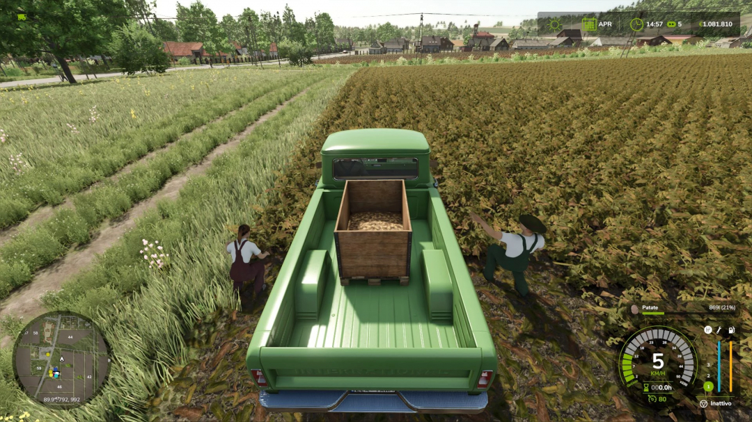 FS25 mod Pickup Hand Harvester v1.0.0.0 features a green truck in a potato field, collecting harvest with workers nearby.