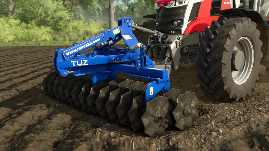 FS25 mod Rolmako Front Roller TwinDisc connected to a tractor on a field.