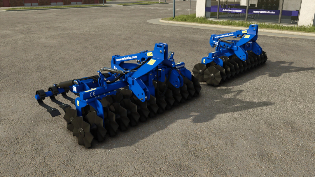 Rolmako Front Roller TwinDisc mod for Farming Simulator 25 shown on pavement. FS25 mods enhance gameplay.