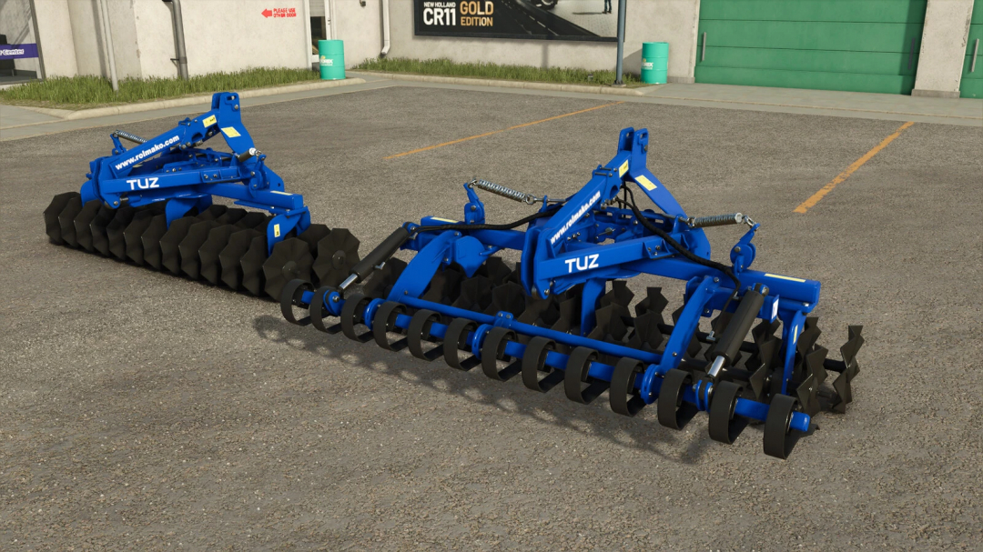 FS25 mod Rolmako Front Roller TwinDisc v1.0.0.0, showcasing blue agricultural equipment on pavement.