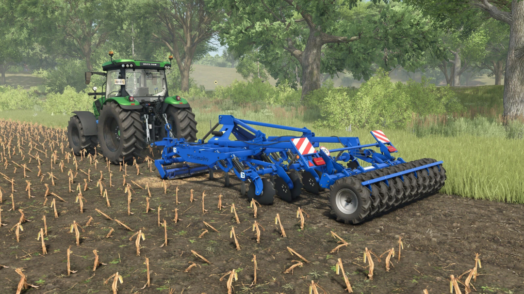 FS25 Rolmako U436 3m Pack mod showcasing a blue cultivator attached to a tractor in a cornfield.